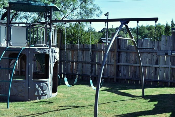 "2-Swing Play Station"