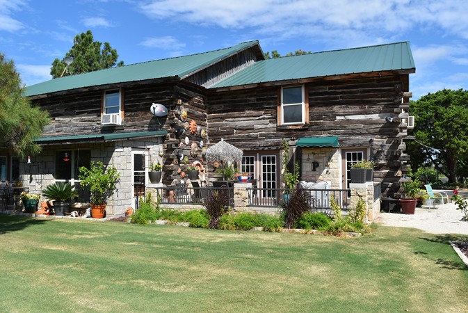 "House Provides Nice Photo Focal Points"